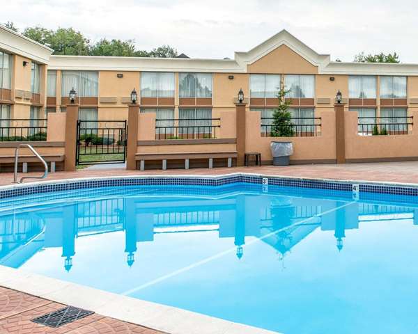 Pool - Quality Inn & Suites Indiana