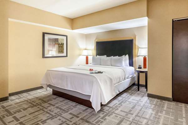 Suite - Cambria Hotel Downtown Pittsburgh