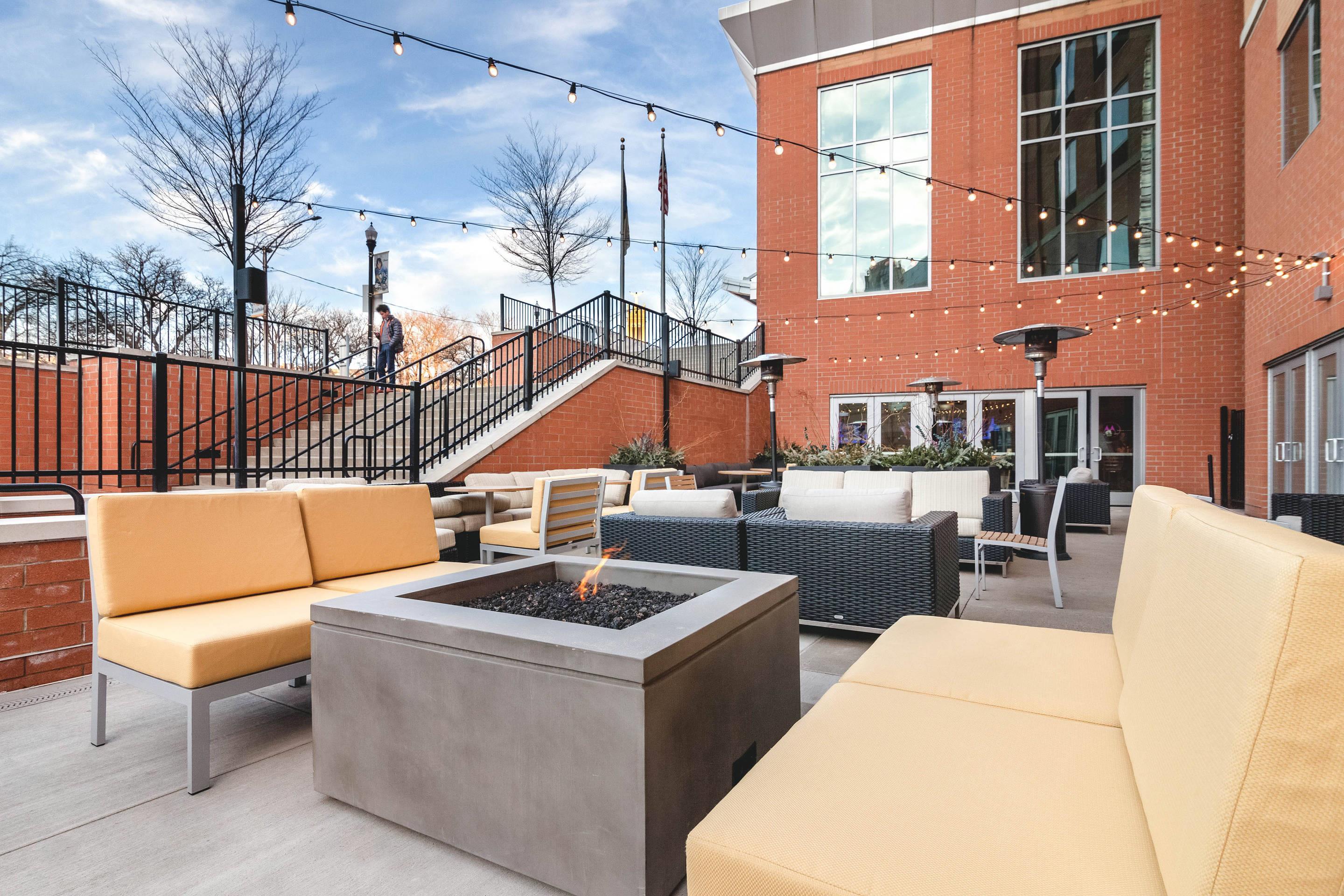 Hotel patio | Cambria Hotel Pittsburgh - Downtown