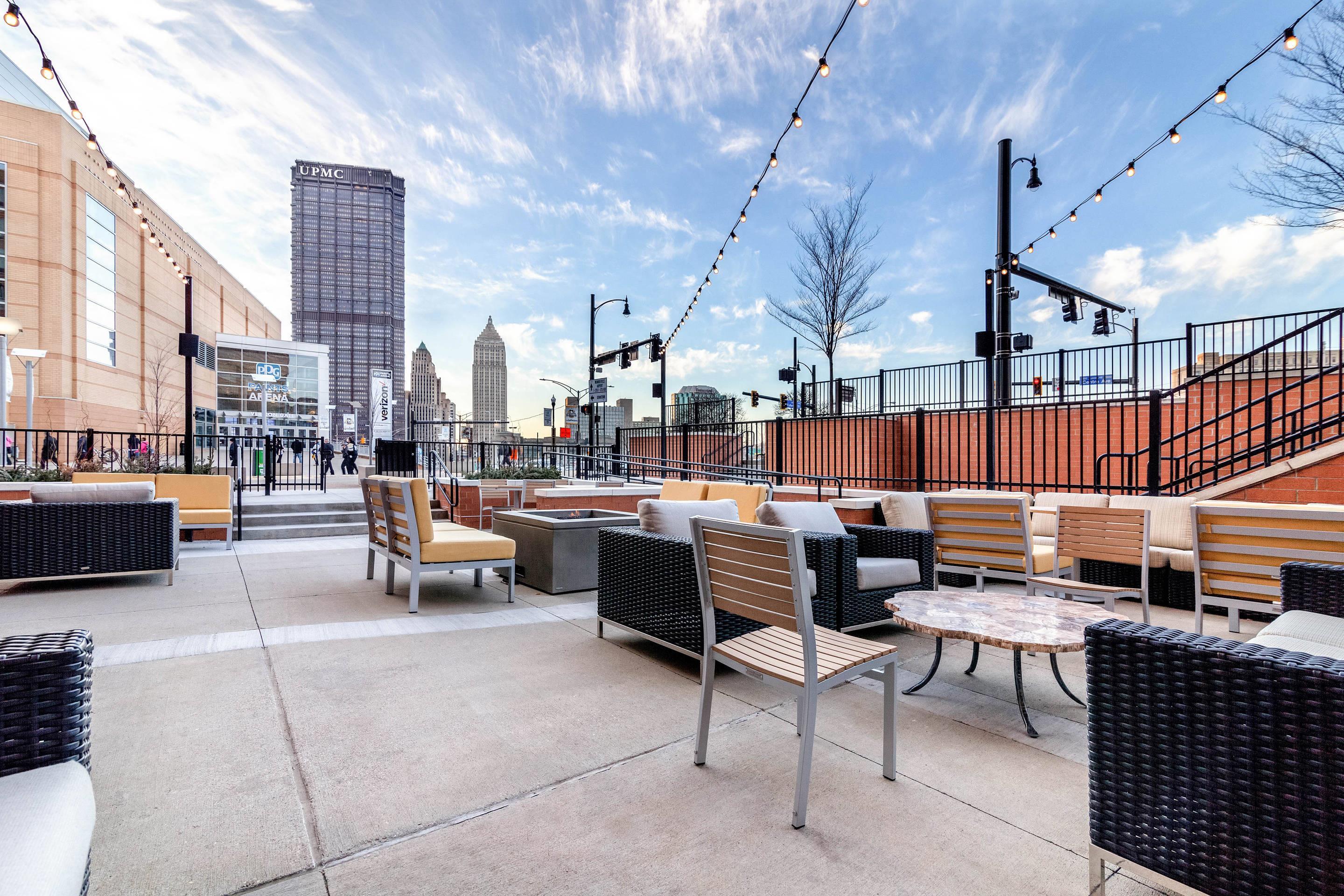 Hotel patio | Cambria Hotel Pittsburgh - Downtown