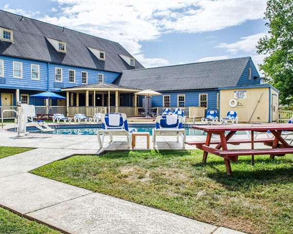 Pool - Clarion Inn Historic Strasburg