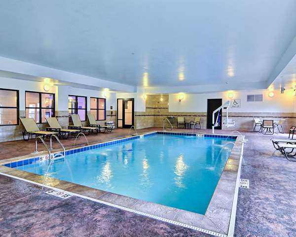 Pool - Comfort Suites Uniontown