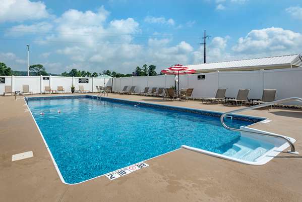 Pool - Comfort Inn Lancaster County North Denver