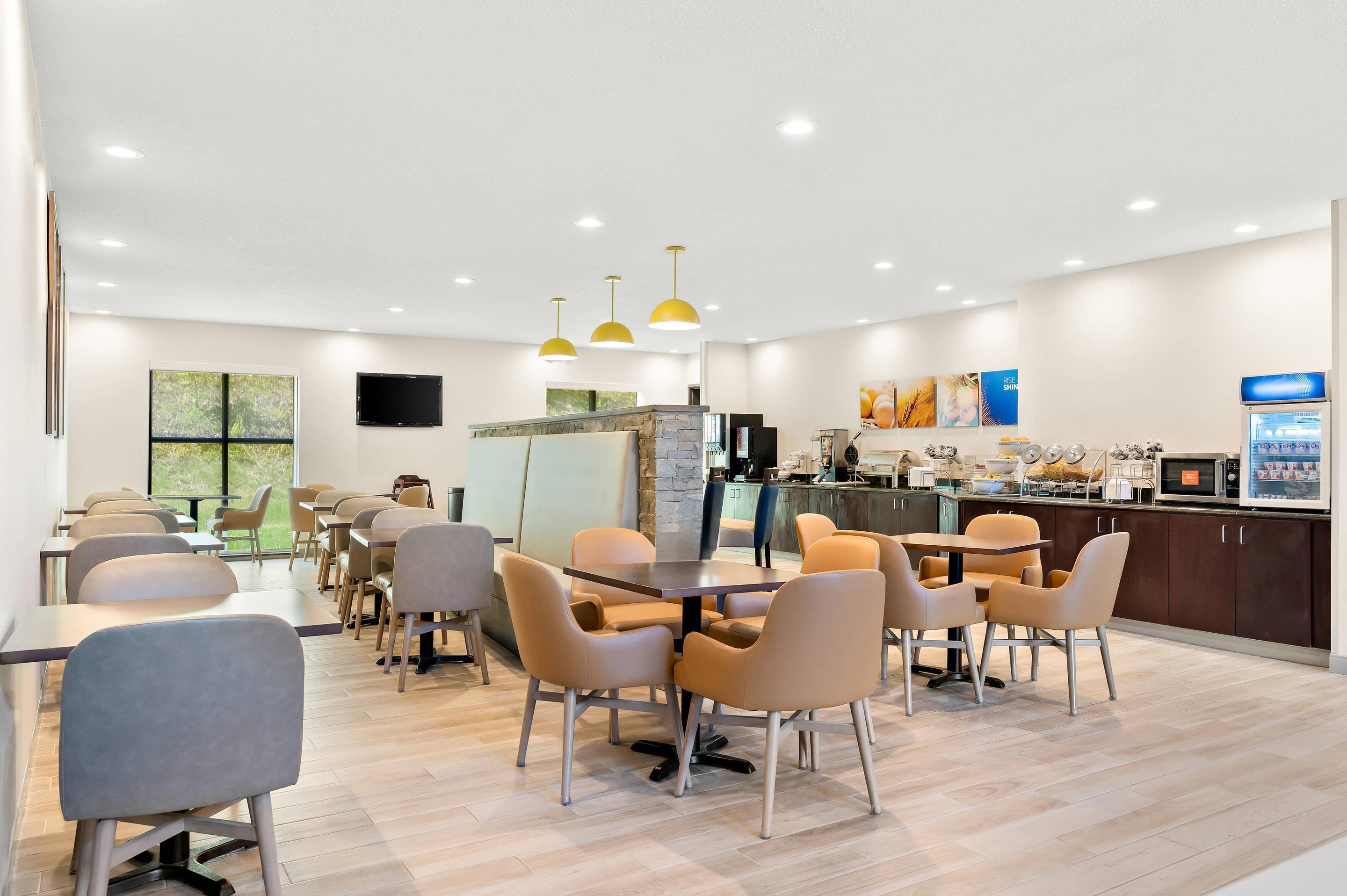Enjoy breakfast in this seating area | Comfort Inn & Suites Tunkhannock