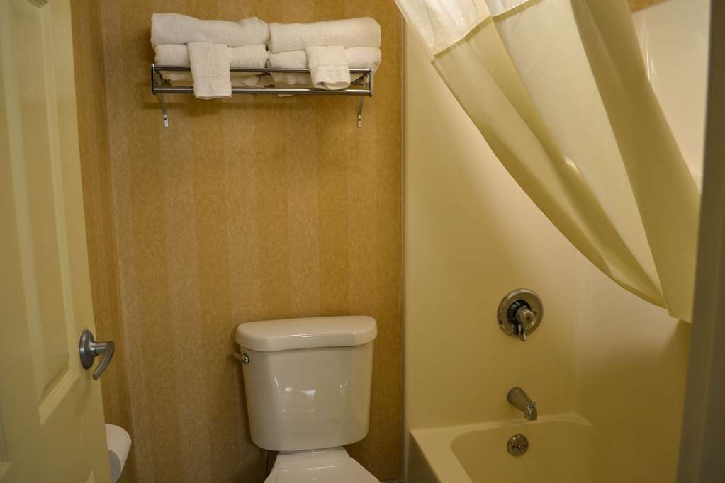 COMFORT INN DUNMORE - SCRANTON EAST-guestroom-Guest Room,Bathroom,On-Site.jpg