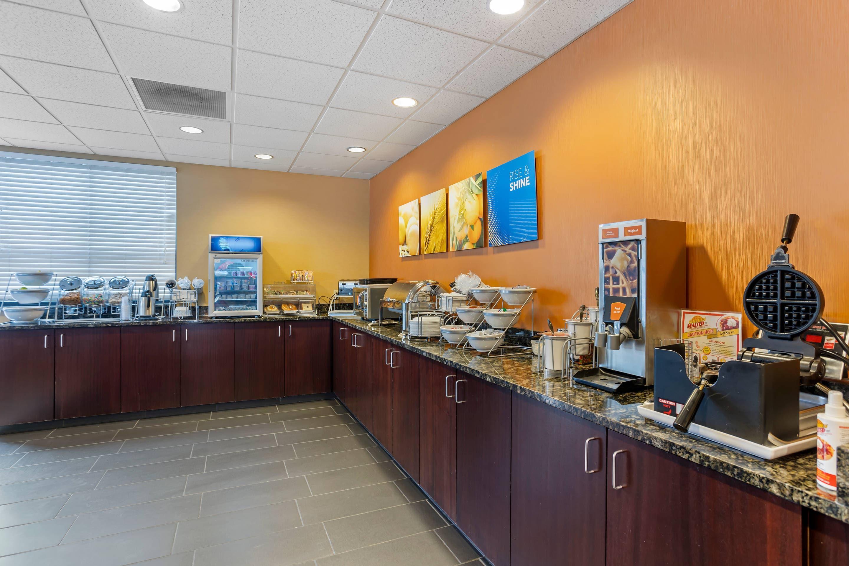 Breakfast area | Comfort Inn & Suites Sayre