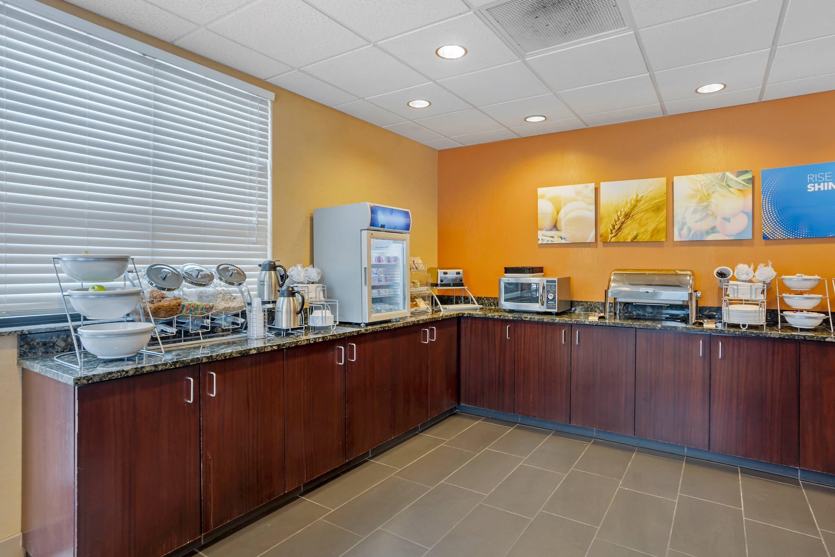 Breakfast area | Comfort Inn & Suites Sayre