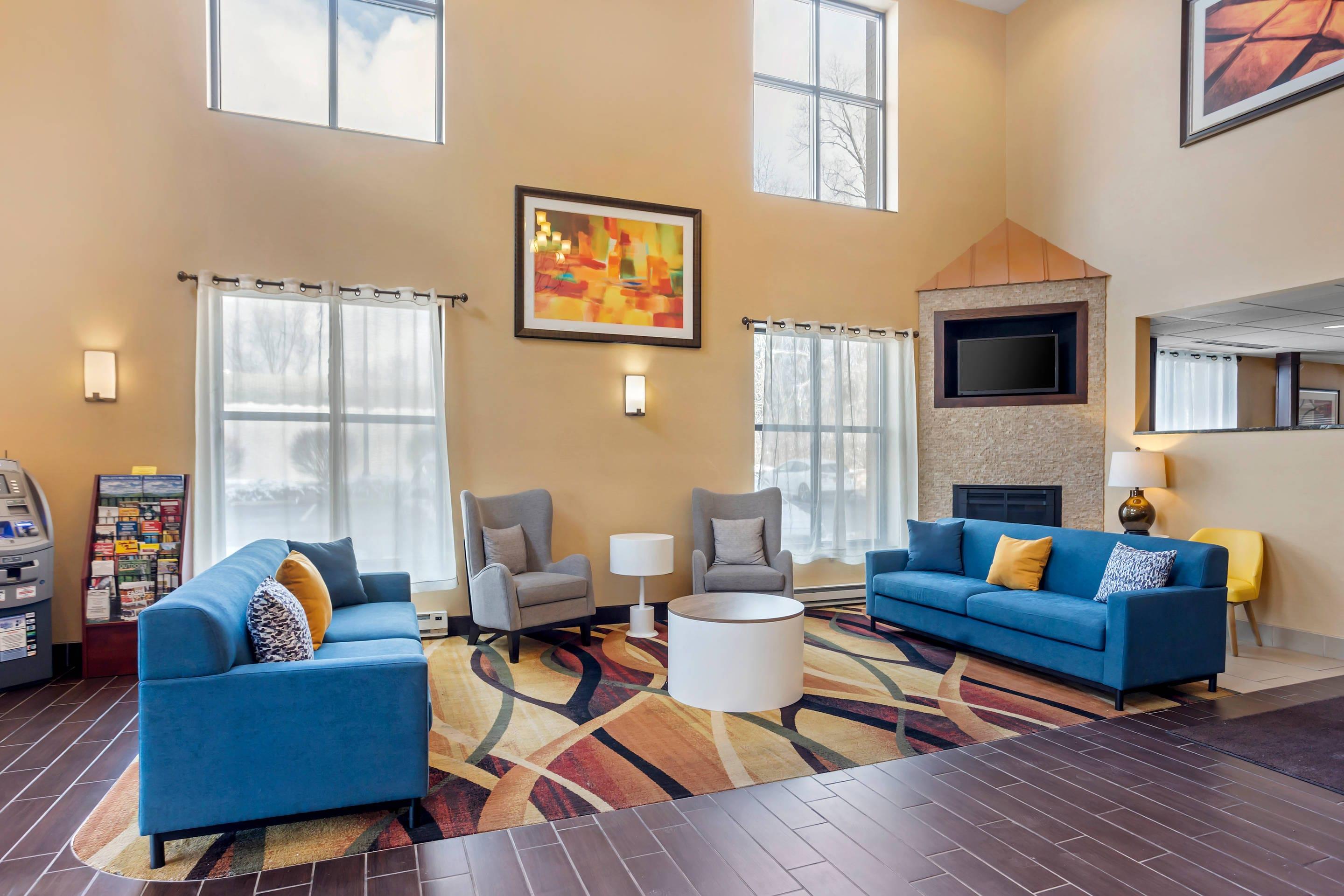 Lobby with sitting area | Comfort Inn & Suites Sayre