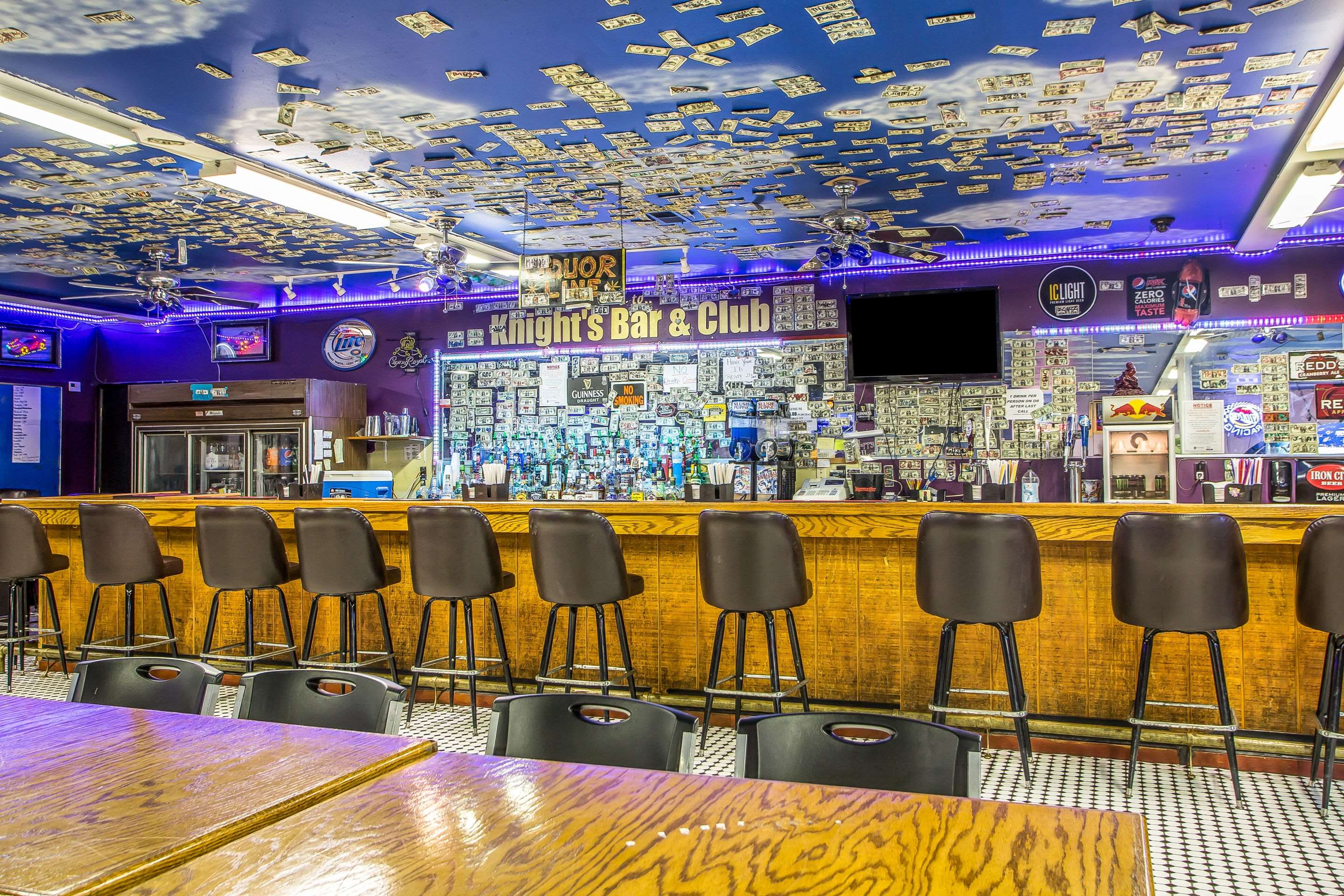 Cocktail lounge