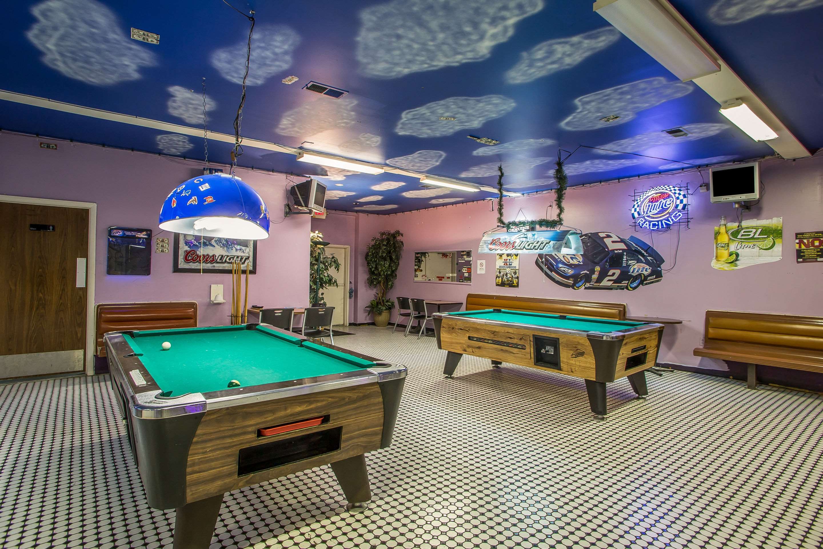 Cocktail lounge