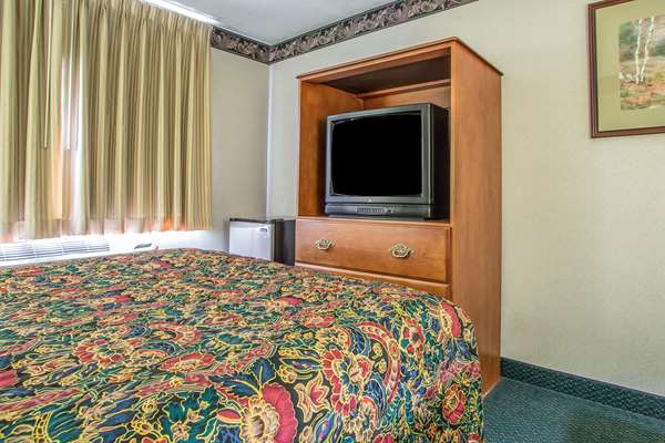  - Rodeway Inn Bedford - I-70 & I-76, Exit 146