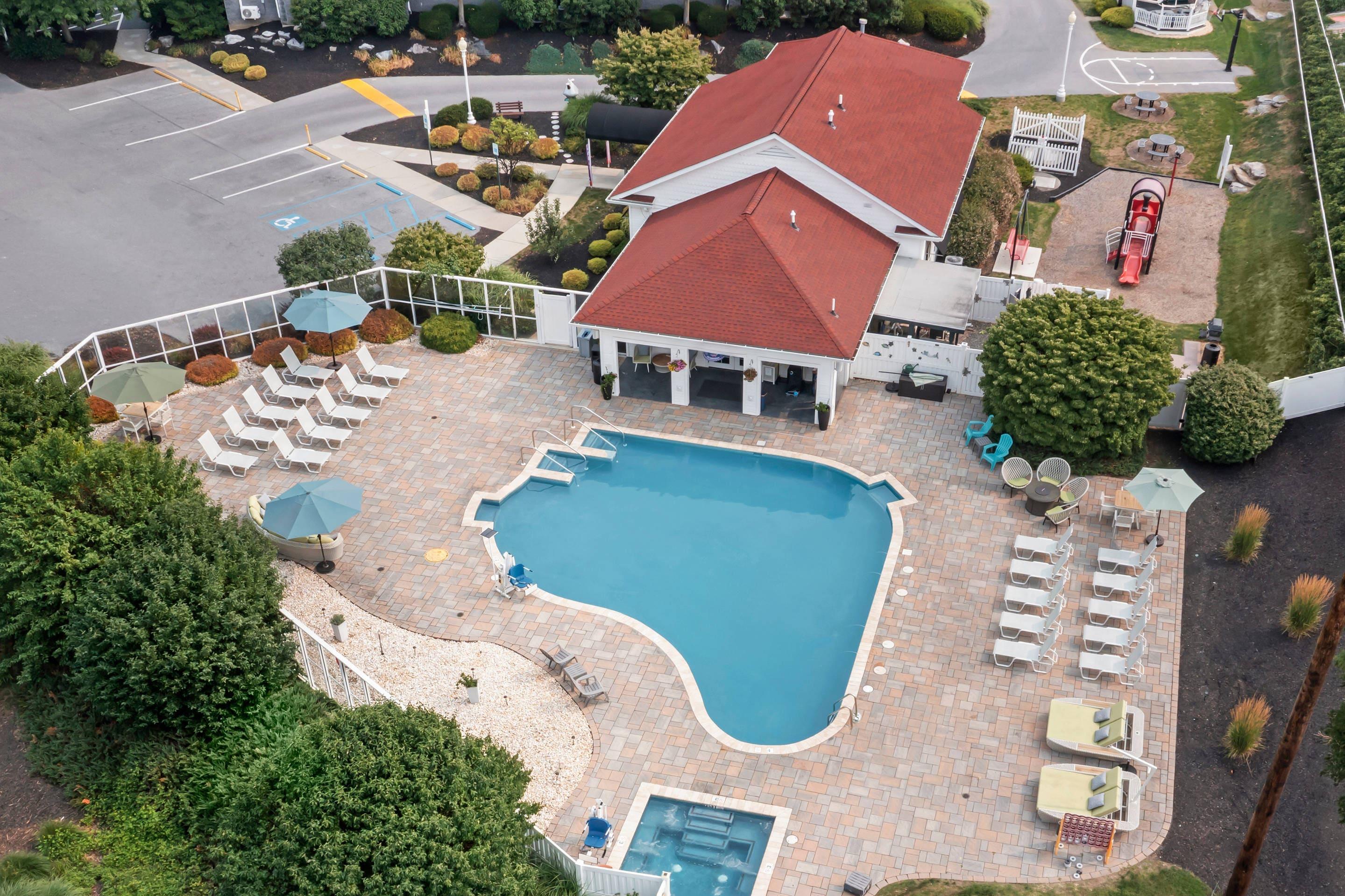 Outdoor pool | Bluegreen Vacations Suites at Hershey, an Ascend Collection Resort