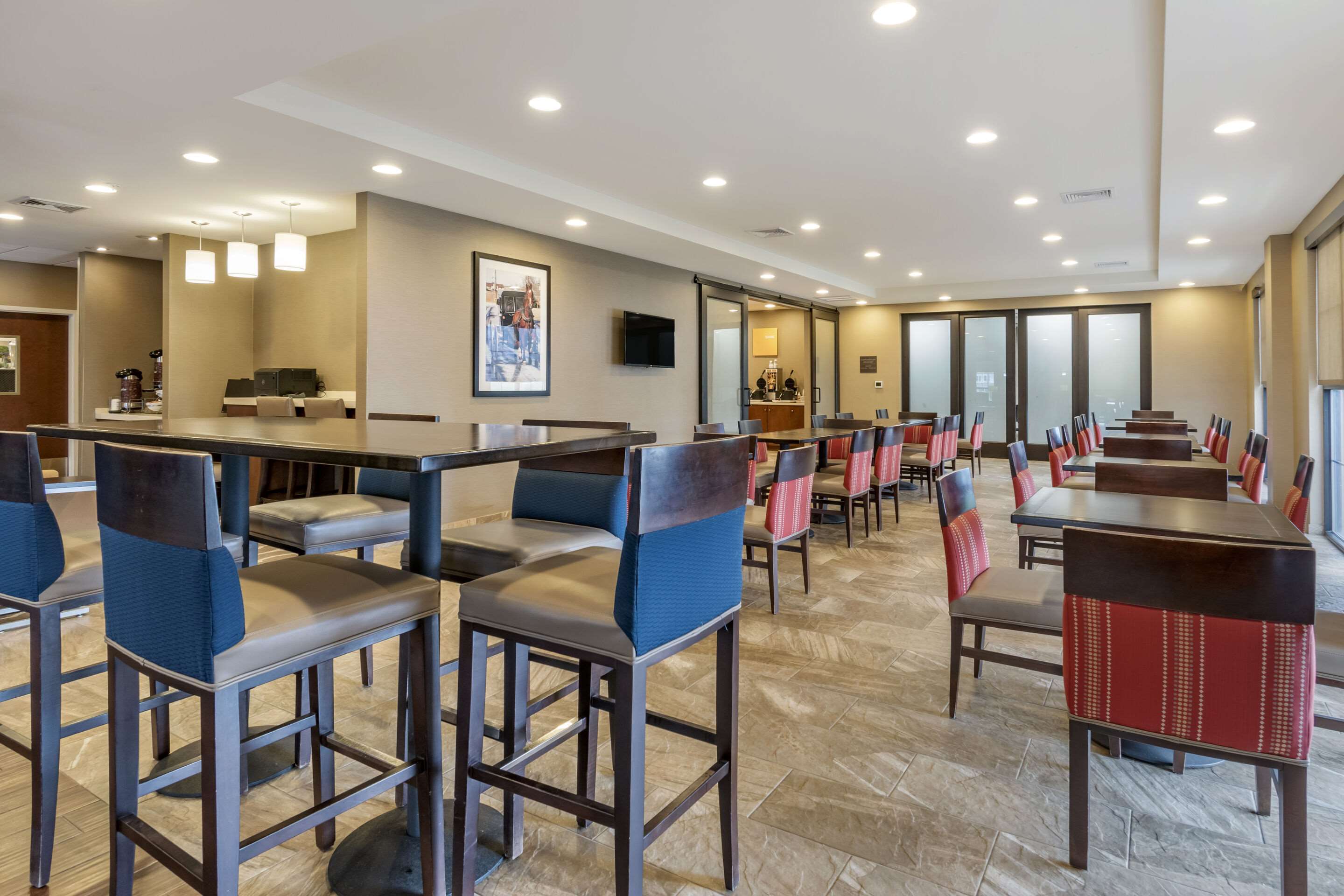 Breakfast area | Comfort Suites Manheim - Lancaster