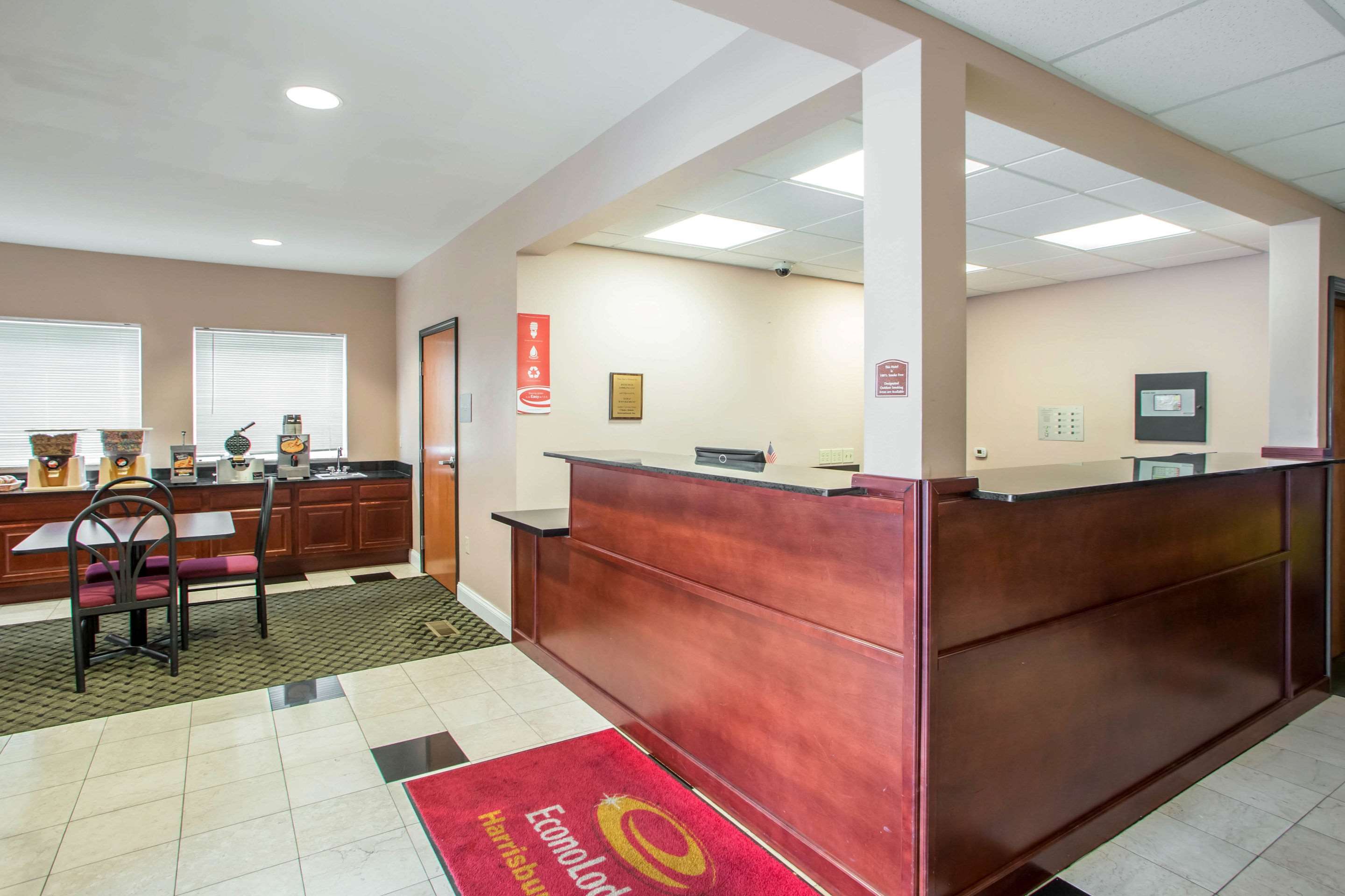 Front desk | Econo Lodge Harrisburg - Hershey