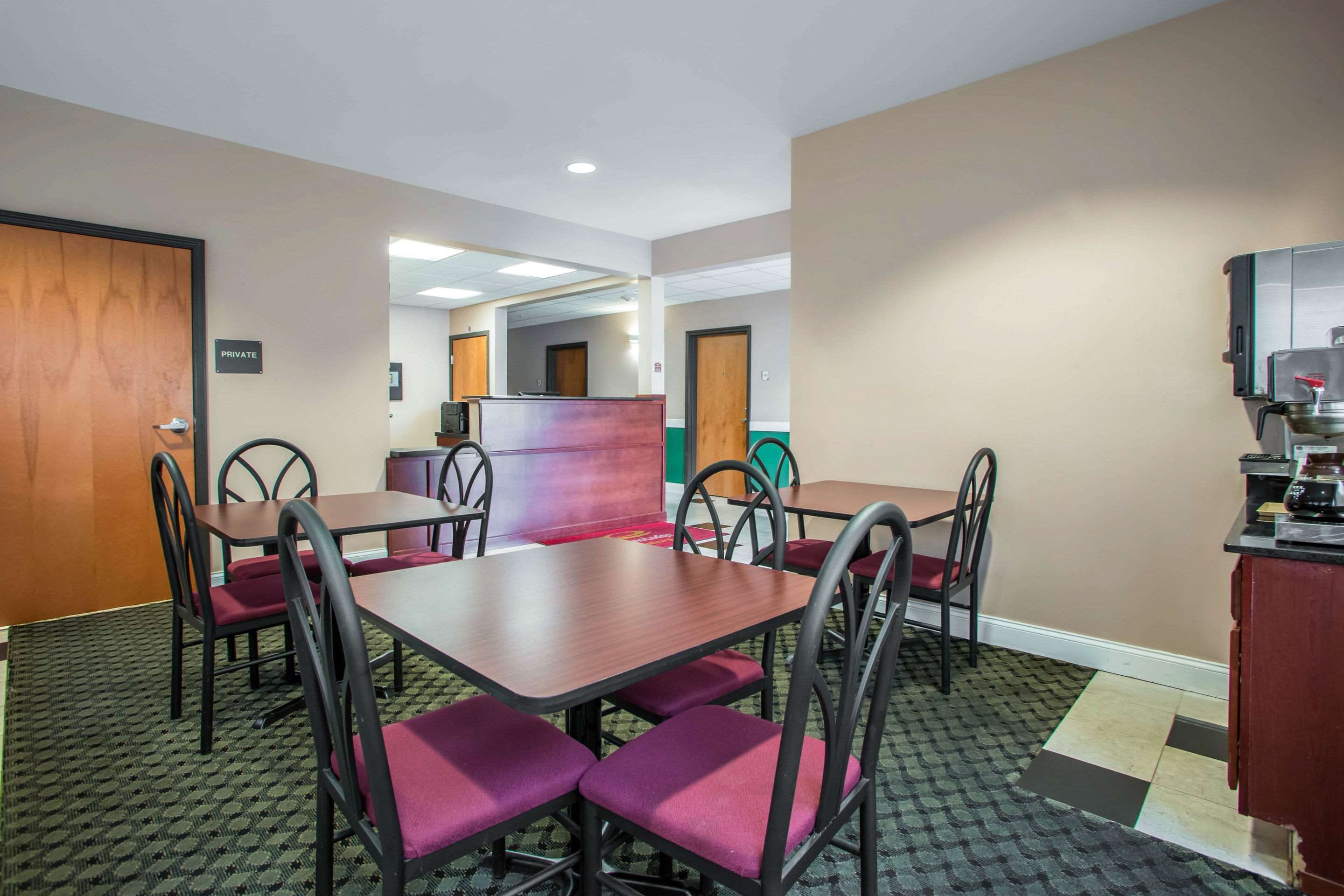 Enjoy breakfast in this seating area | Econo Lodge Harrisburg - Hershey