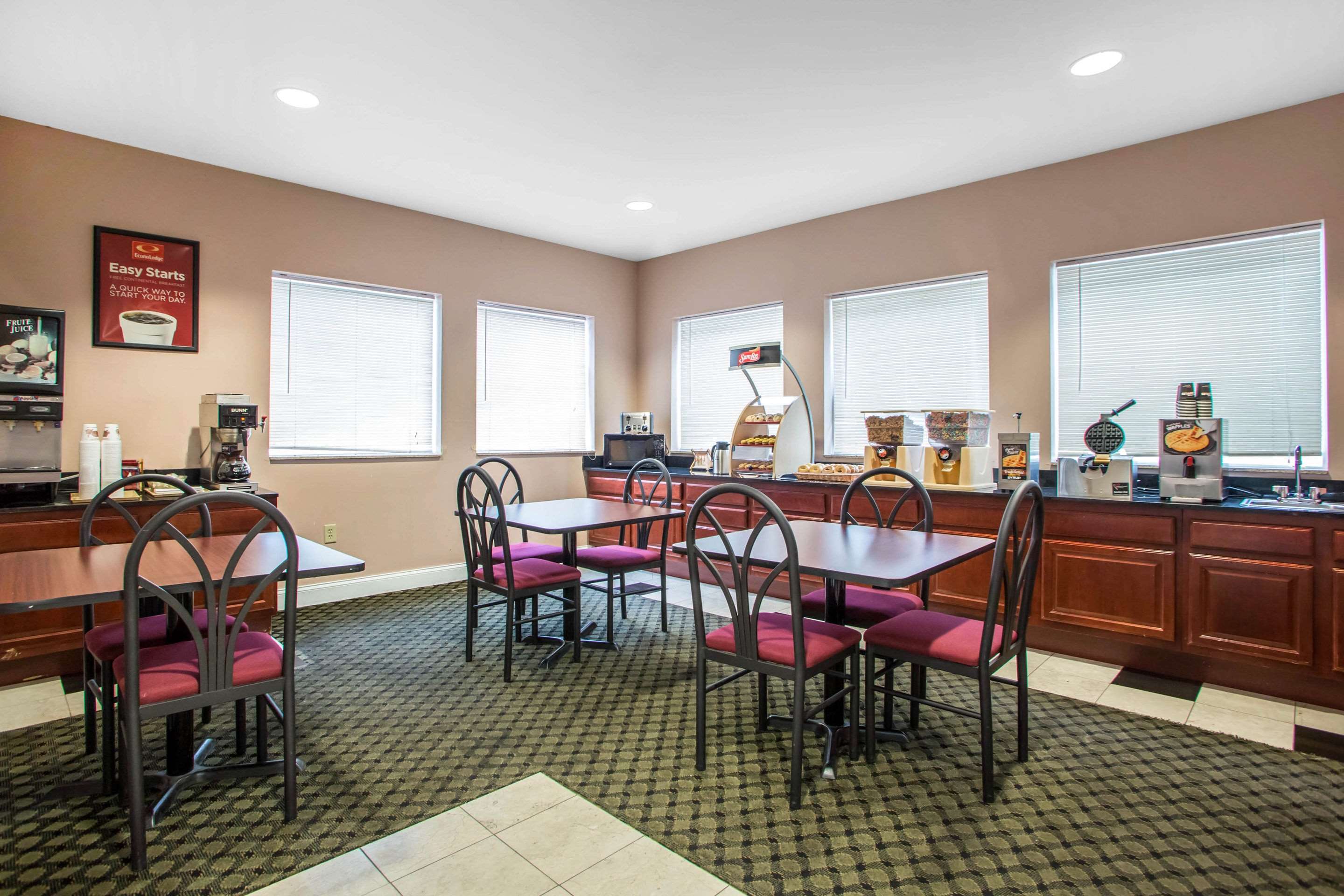 Breakfast area | Econo Lodge Harrisburg - Hershey
