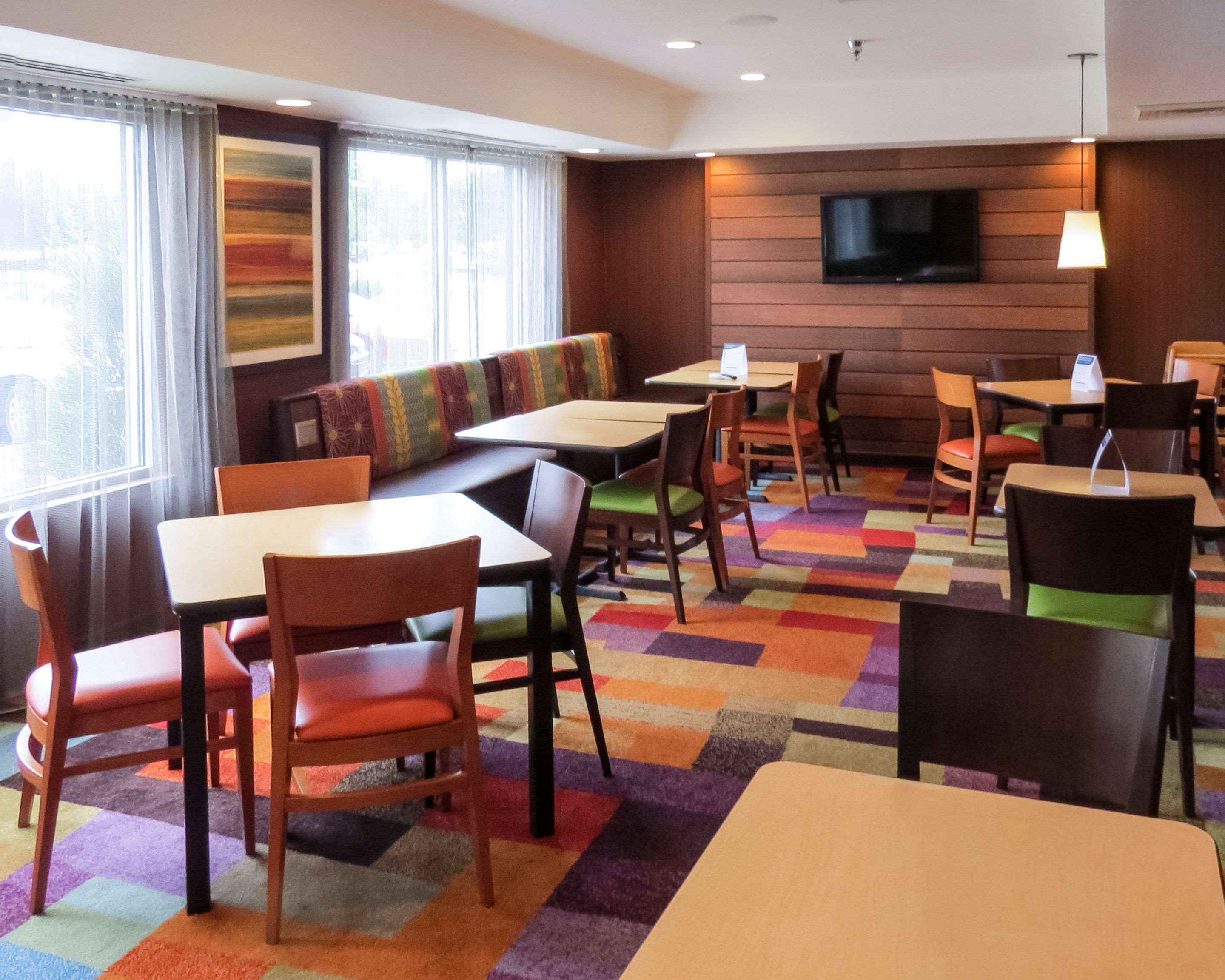 Breakfast area | Quality Inn Cranberry Township