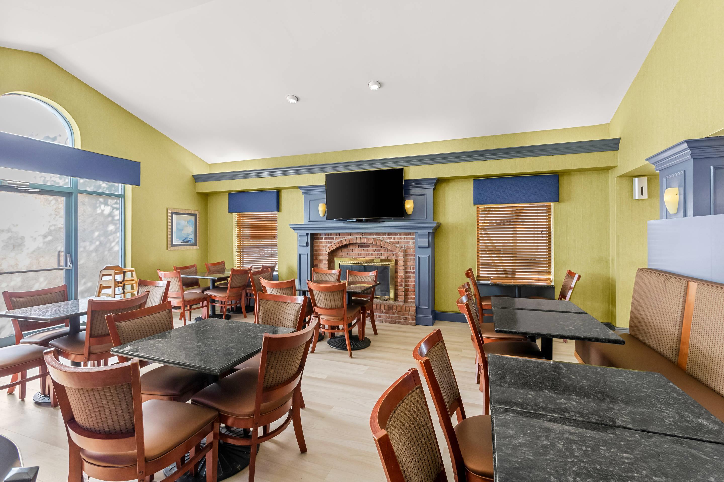 Enjoy breakfast in this seating area | Clarion Inn Pittsburgh Cranberry