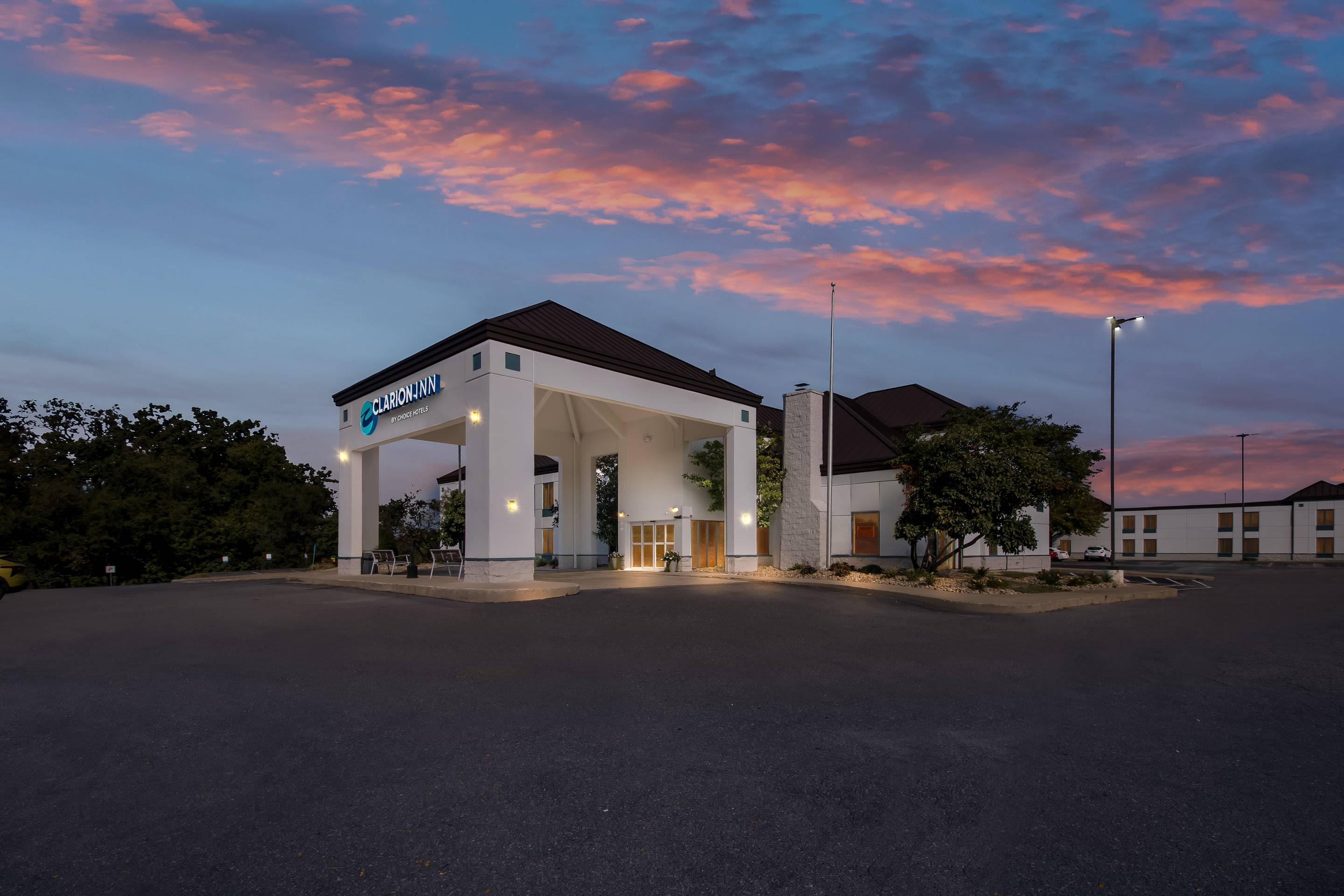 Hotel at Night | Clarion Inn Pittsburgh Cranberry