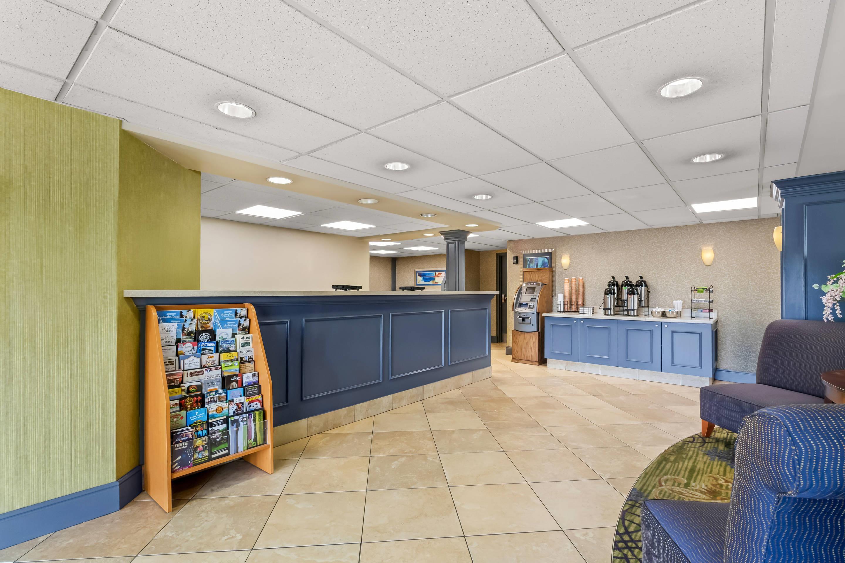 Hotel lobby | Clarion Inn Pittsburgh Cranberry
