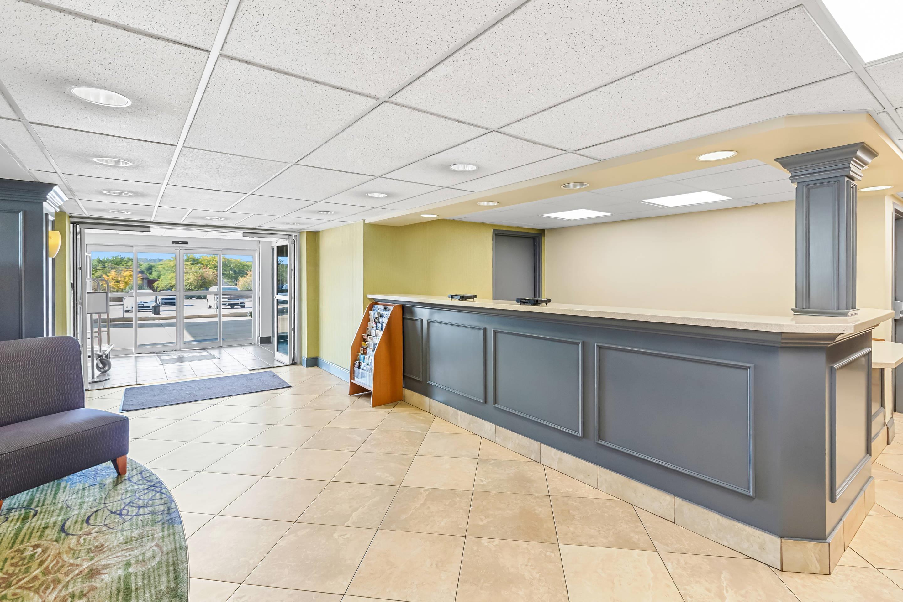 Front desk | Clarion Inn Pittsburgh Cranberry