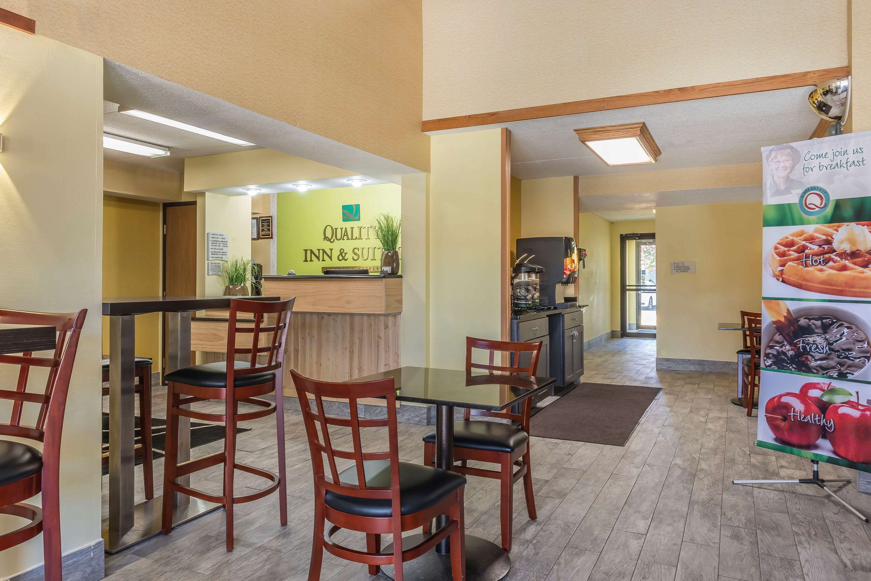 Lobby | Quality Inn & Suites