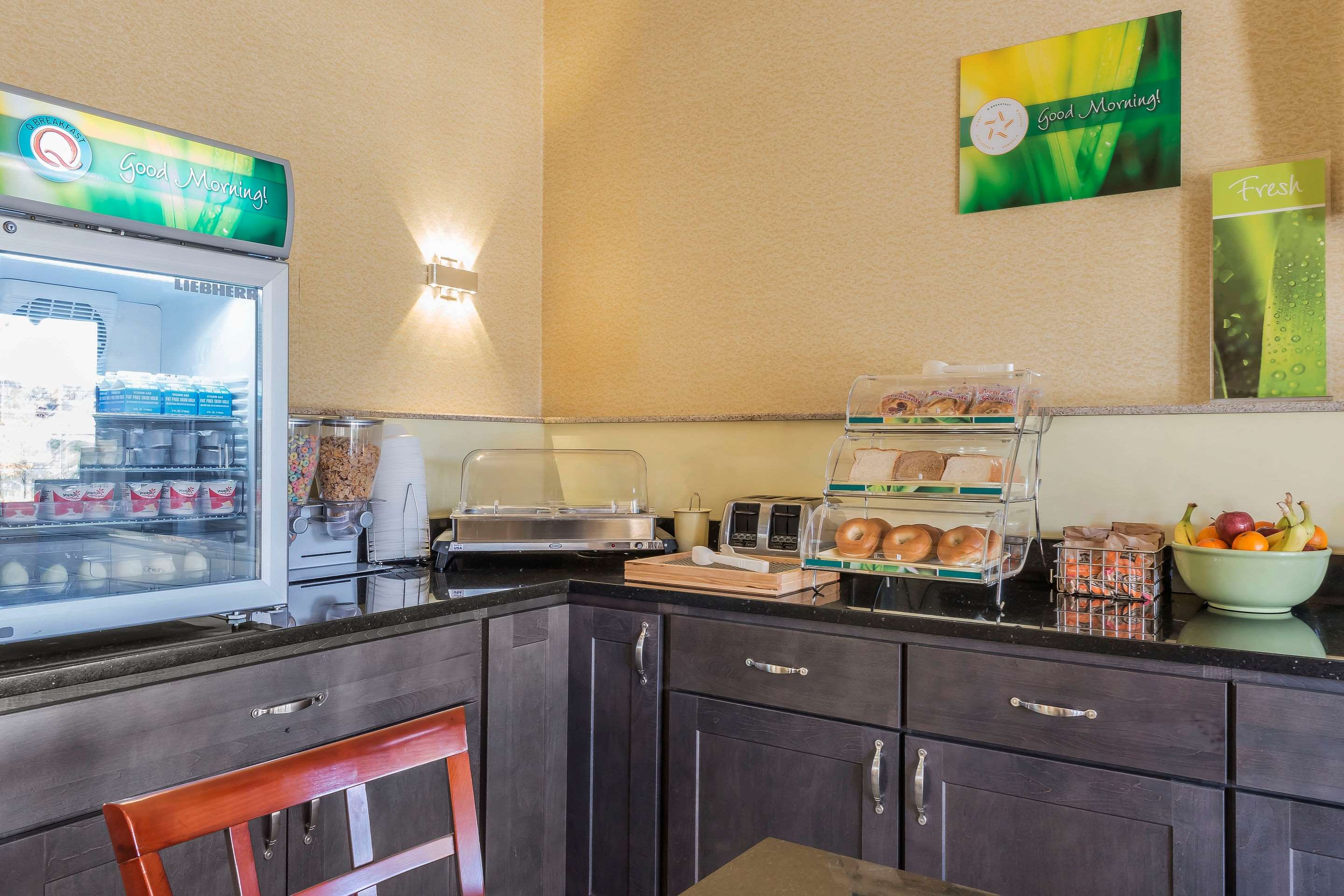 Breakfast area | Quality Inn & Suites