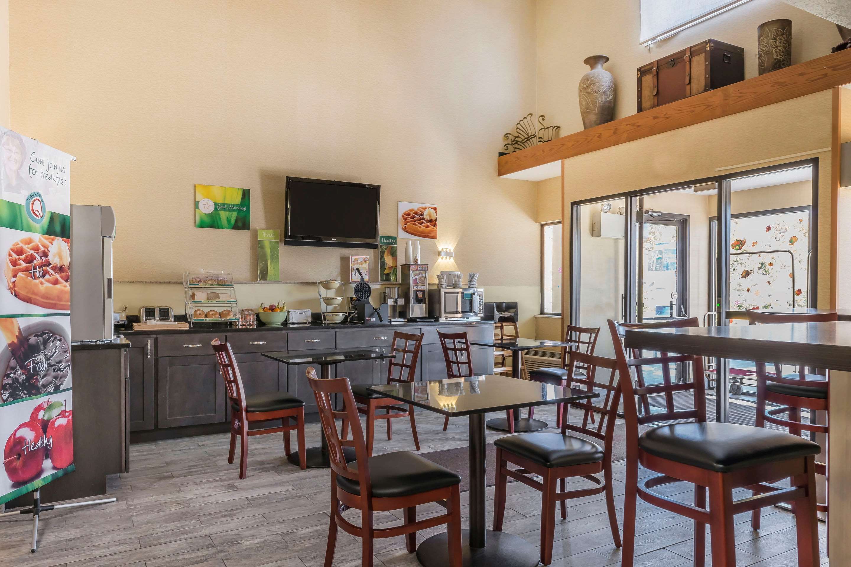Breakfast area | Quality Inn & Suites