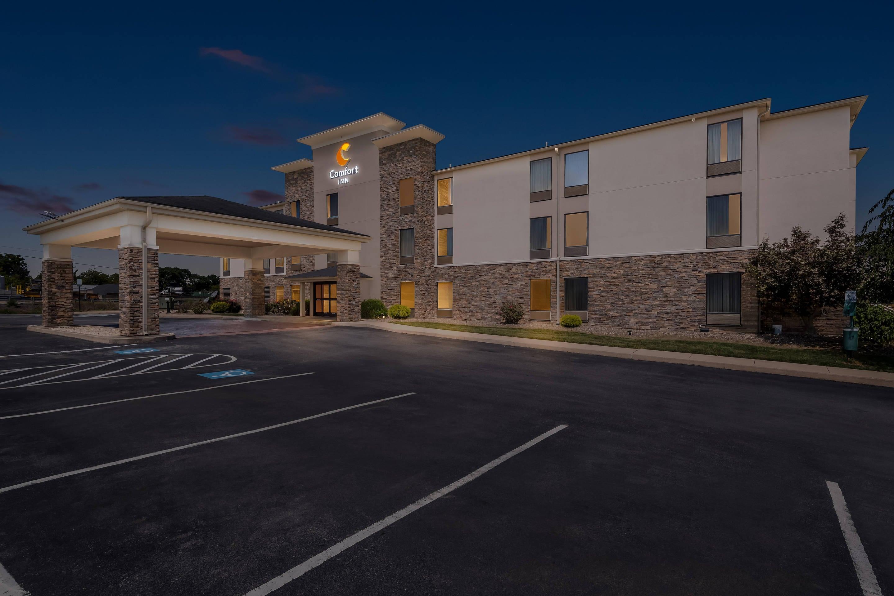 Hotel at Night | Comfort Inn