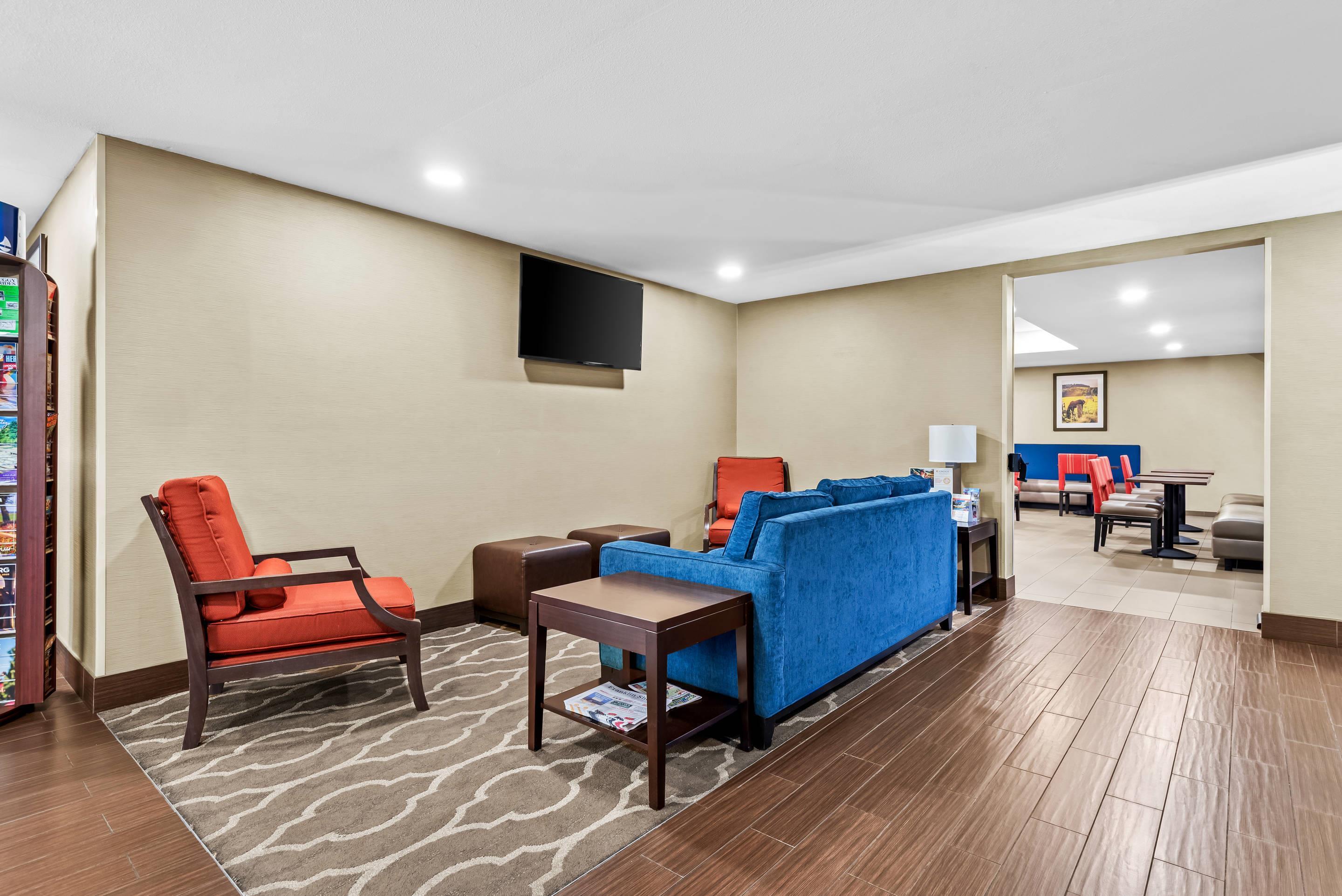 Lobby with sitting area | Comfort Inn