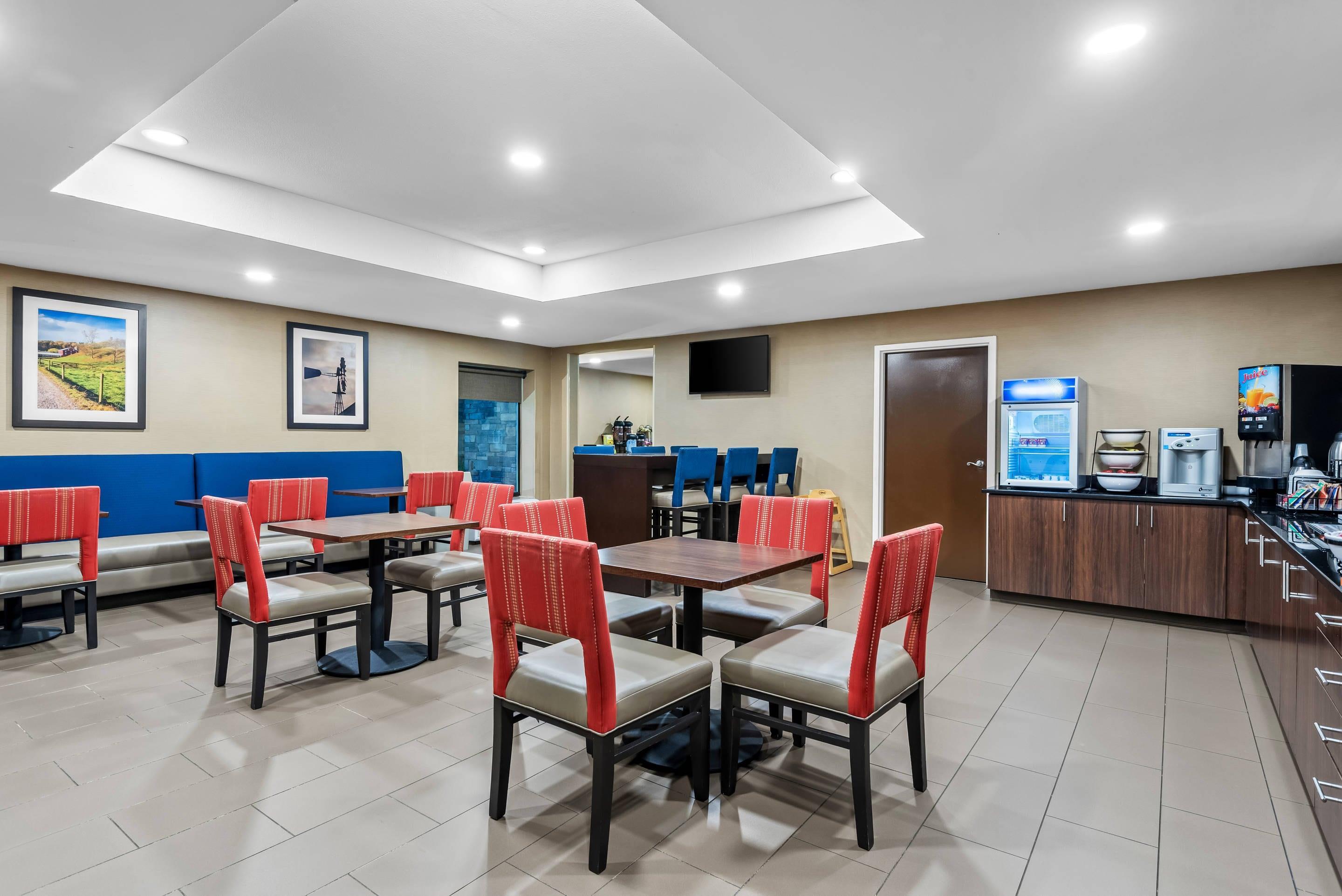 Enjoy breakfast in this seating area | Comfort Inn