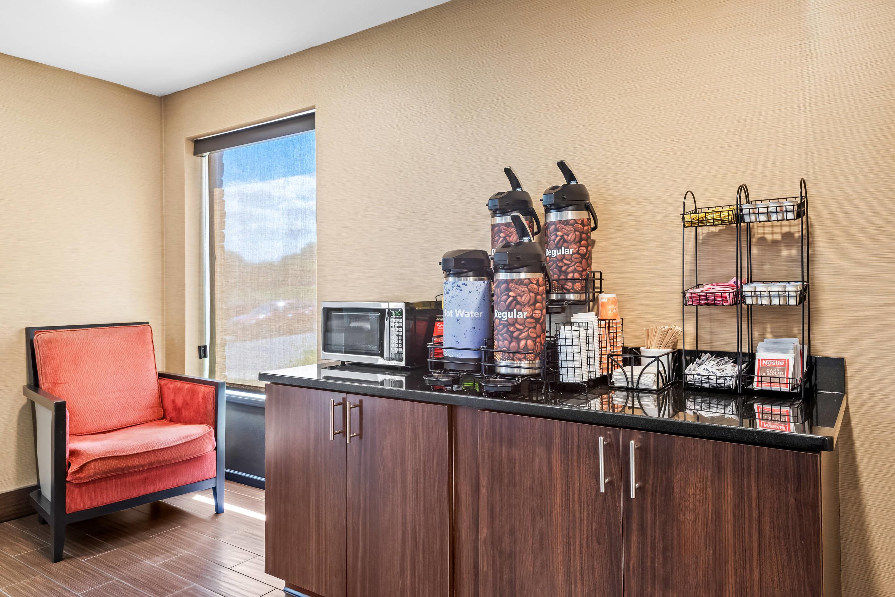 Enjoy coffee in the lobby | Comfort Inn
