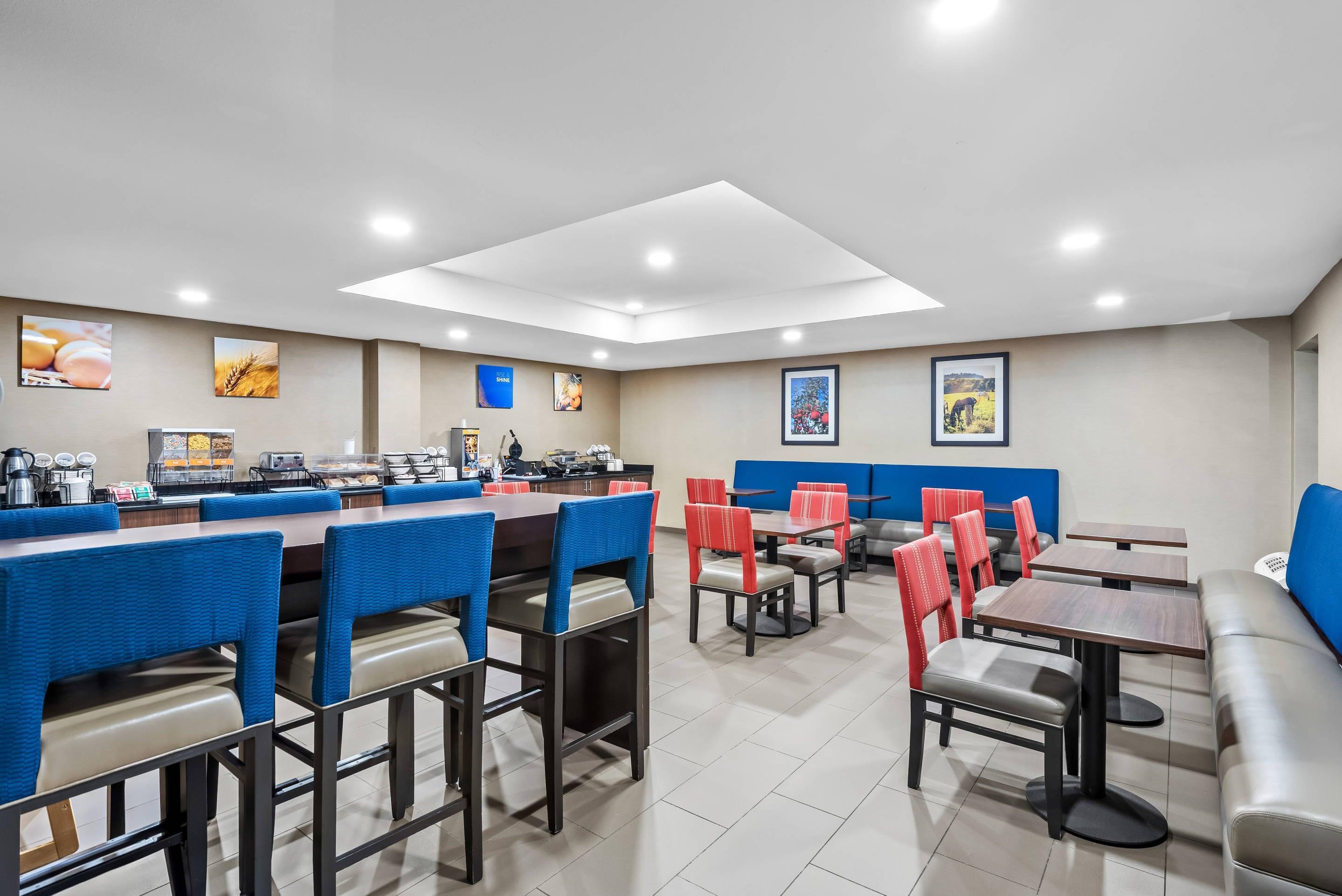 Enjoy breakfast in this seating area | Comfort Inn