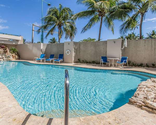 Pool - Comfort Inn & Suites Levittown