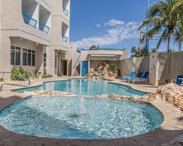 Pool - Comfort Inn & Suites Levittown