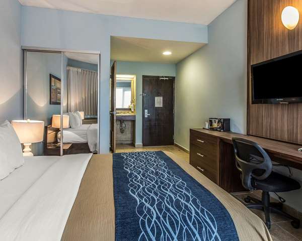  - Comfort Inn & Suites Levittown