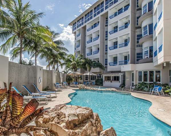 Pool - Comfort Inn & Suites Levittown