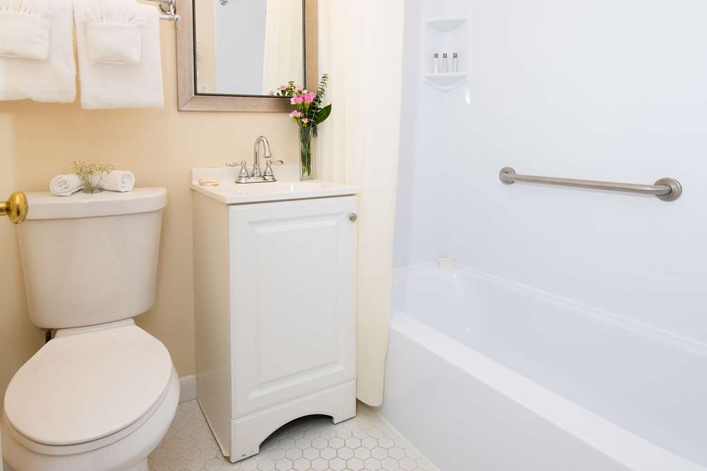 RODEWAY INN MIDDLETOWN - NEWPORT-guestroom-Guest Room,Bathroom,On-Site.jpg