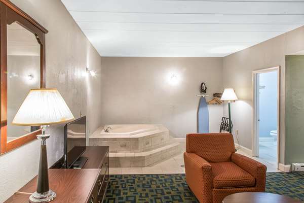 Suite - Econo Lodge Cranston