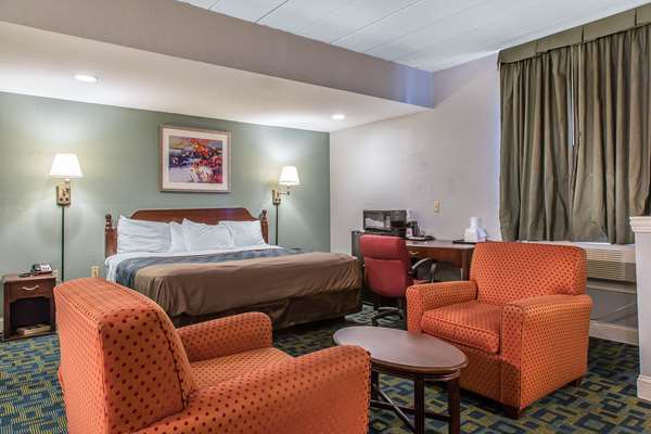Suite - Econo Lodge Cranston