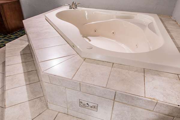 Suite - Econo Lodge Cranston