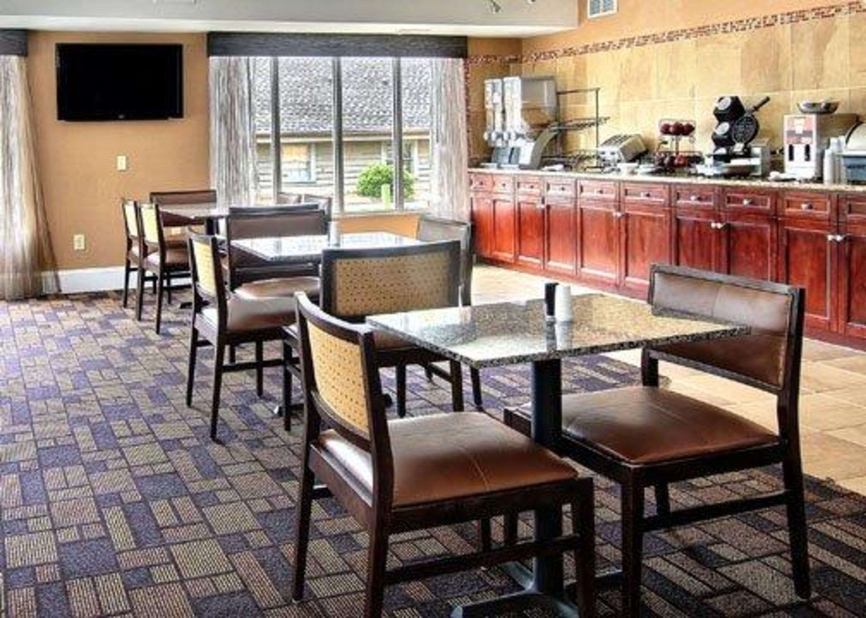 Breakfast area | Quality Inn & Suites Greenville near downtown