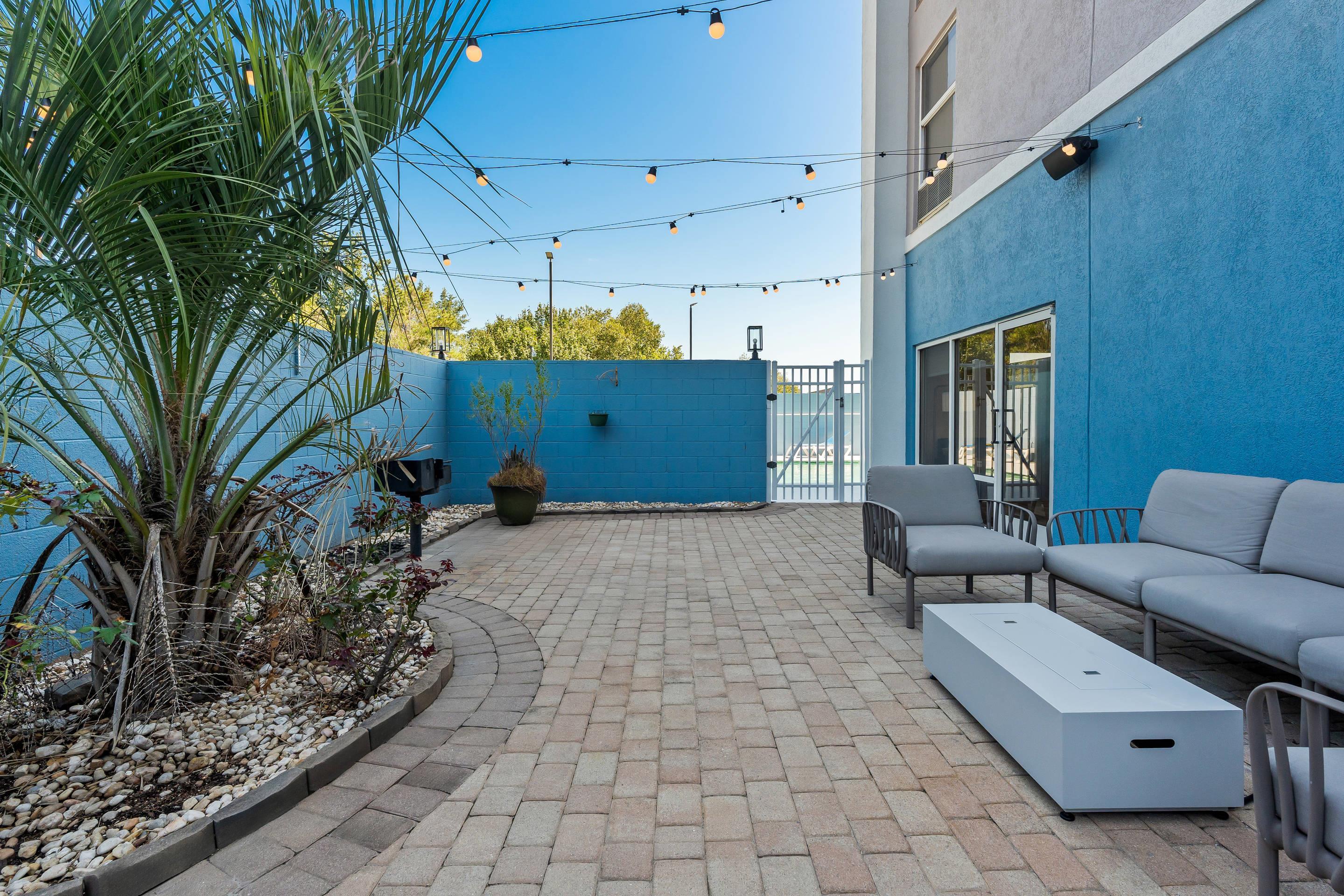 Hotel patio | Comfort Inn Blythewood - North Columbia