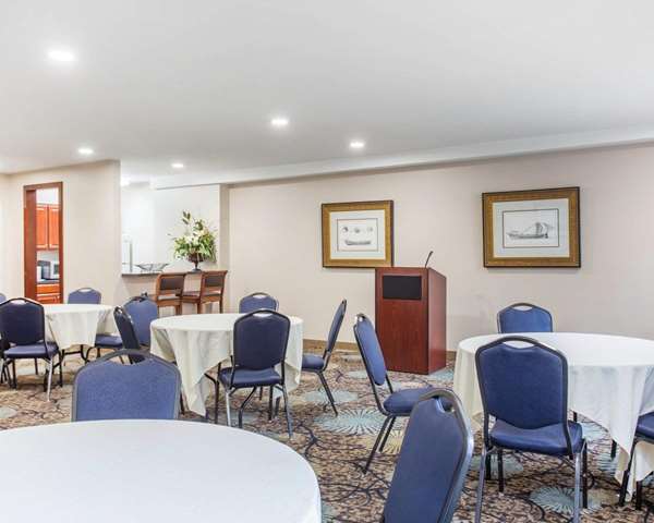  - Comfort Inn & Suites Patriots Point Mt Pleasant - I-26, Exit US 17N