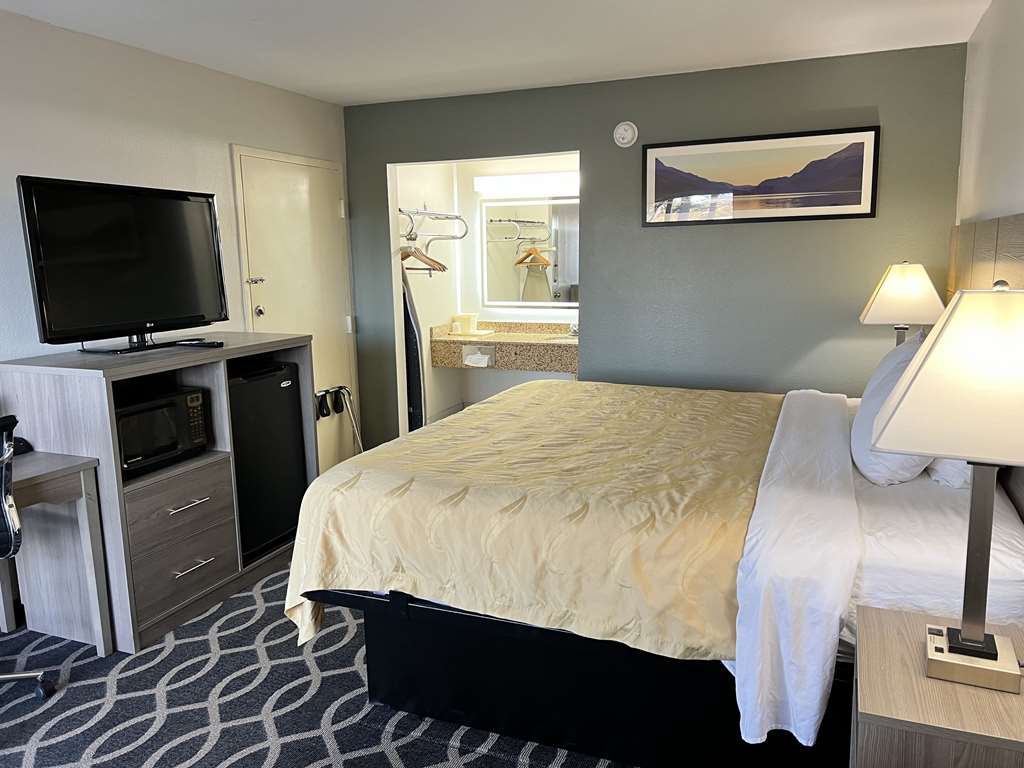 QUALITY INN MANNING I-95-guestroom-Guest Room,On-Site.jpg