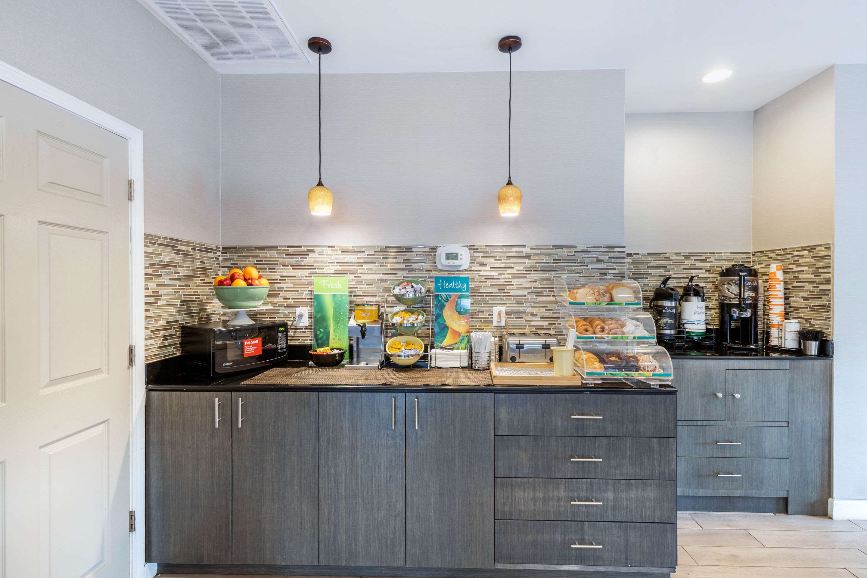 Breakfast area | Quality Inn & Suites Lexington