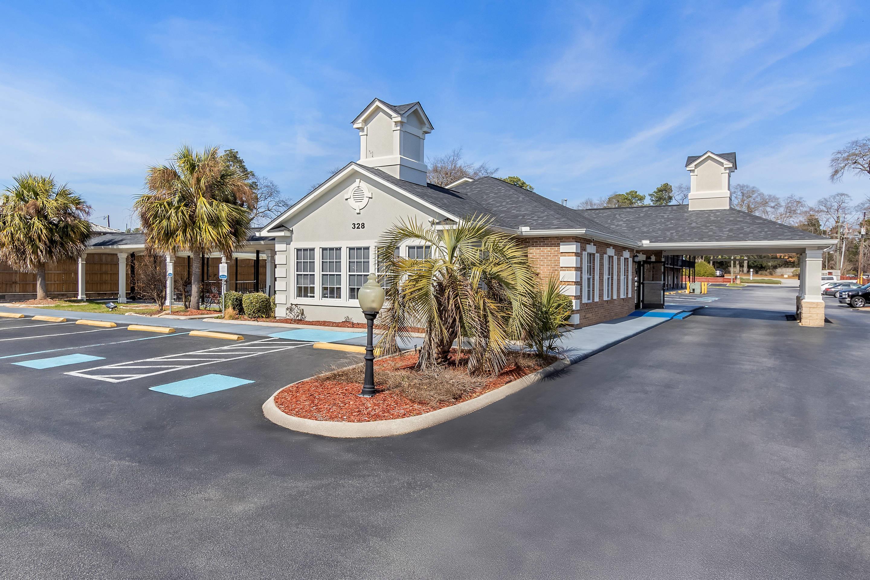 Hotel exterior | Quality Inn & Suites Lexington