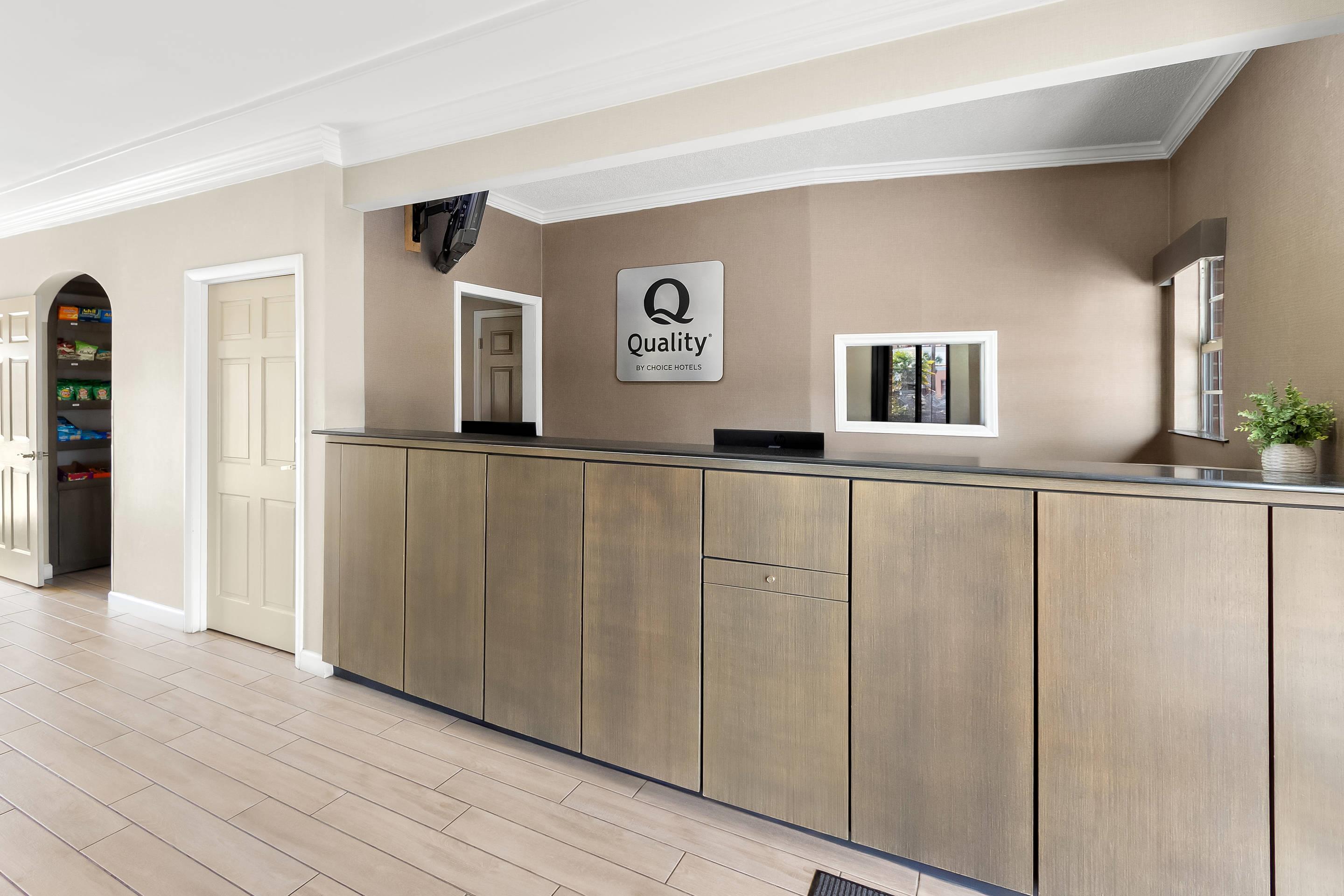 Hotel lobby | Quality Inn & Suites Lexington