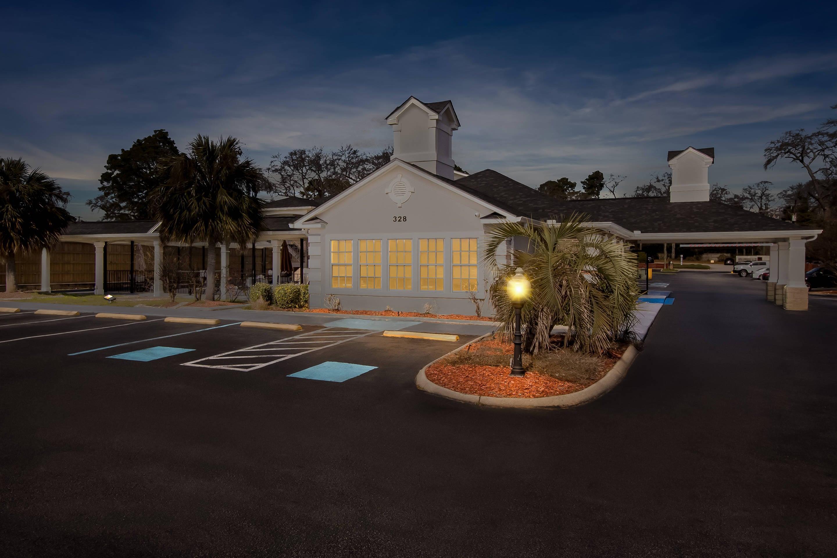 Hotel at Night | Quality Inn & Suites Lexington