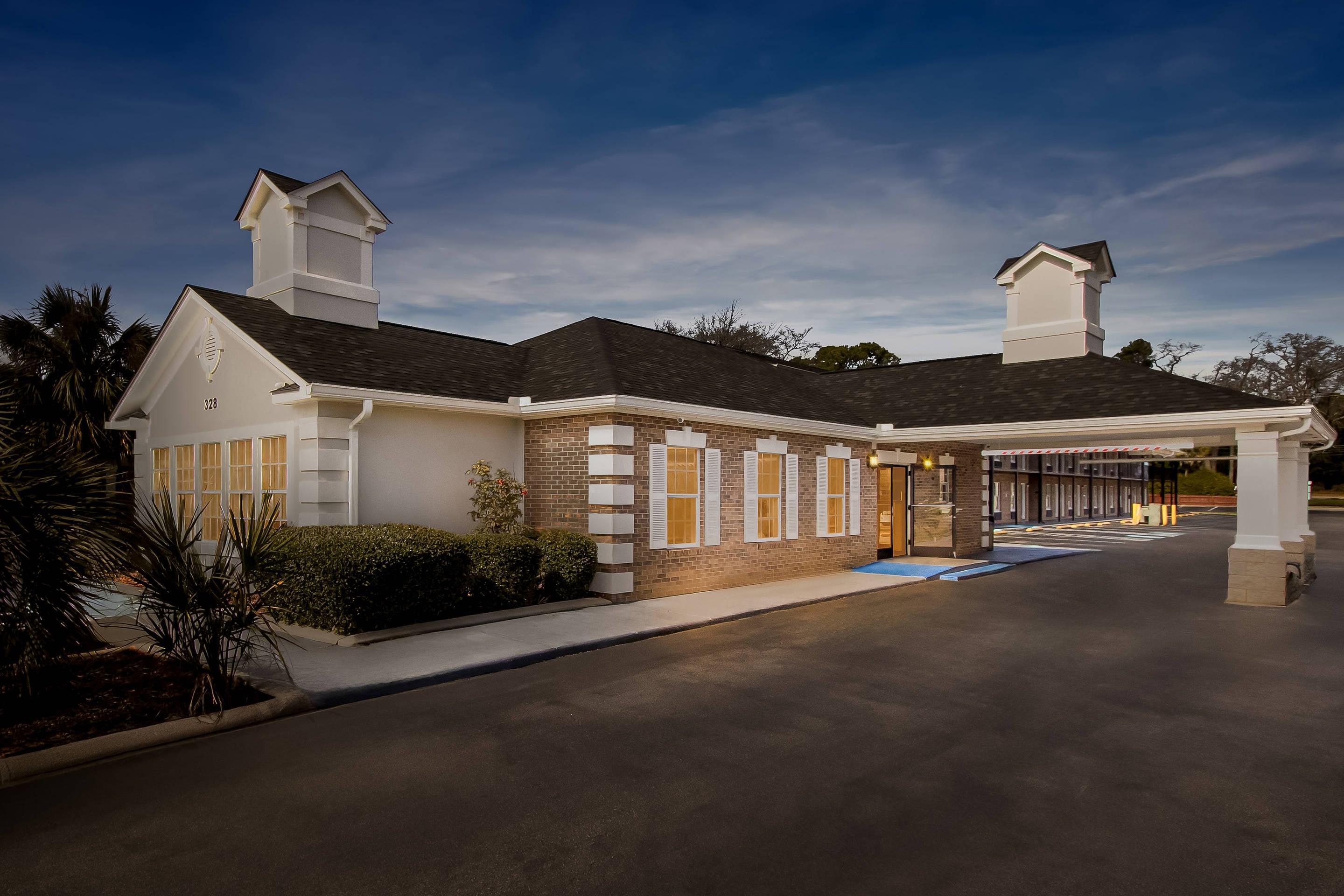Hotel at Night | Quality Inn & Suites Lexington